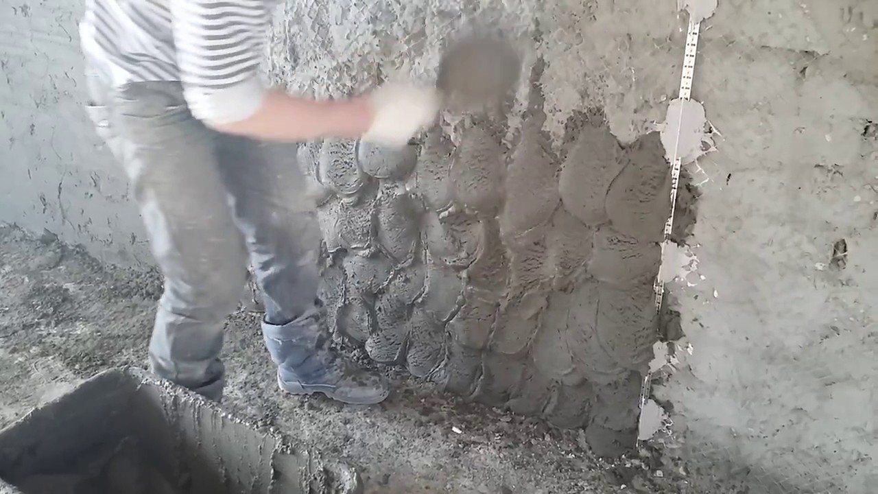 Раствор внутренней штукатурки. Кирпичные стены штукатурятся песчано цементным раствором. Оштукатуривание цементно-песчаным раствором. Маяк стены цементно-песчаным раствором. Штукатурка кирпичной стены цементным раствором.