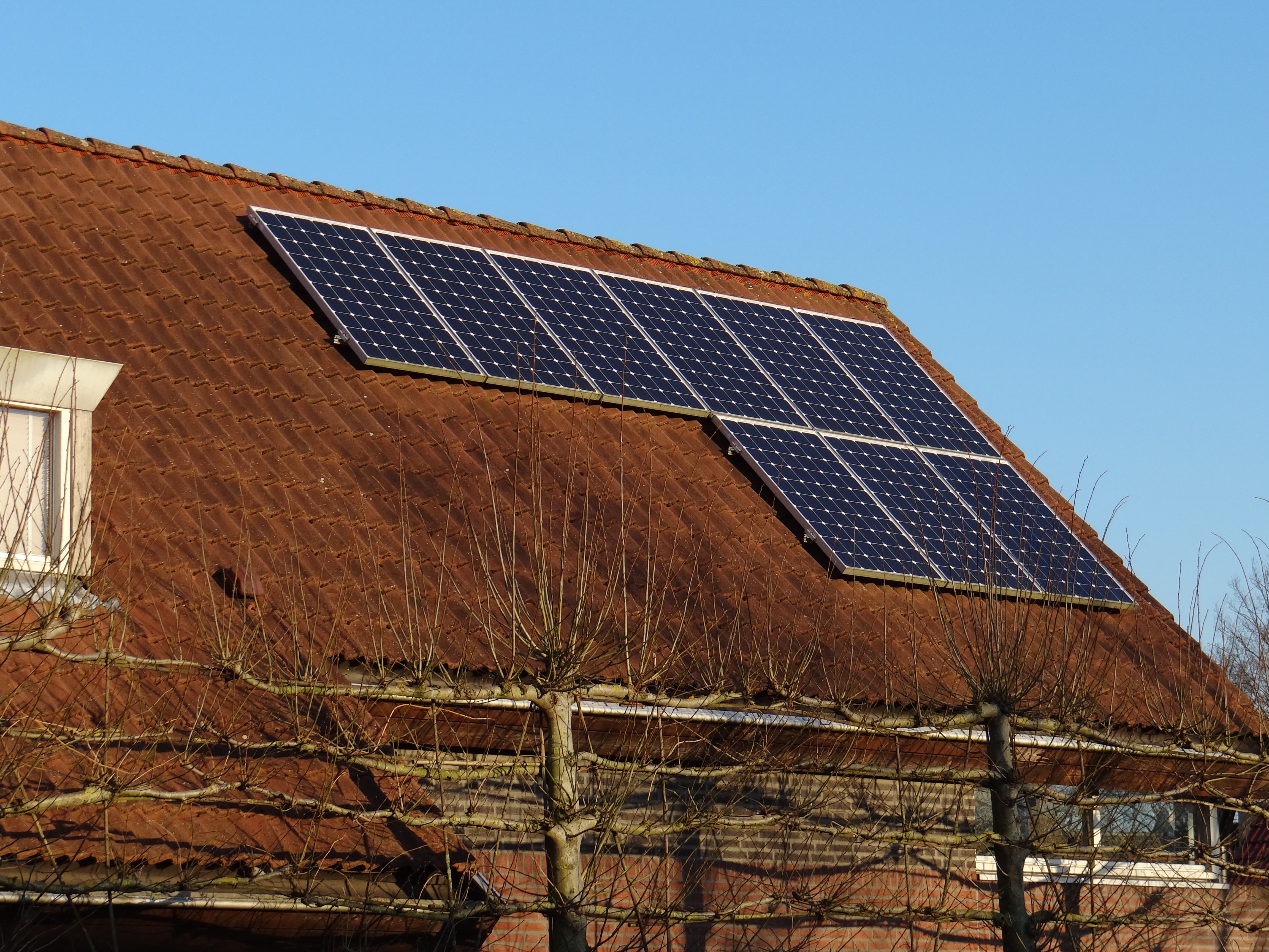 The browns the roof. Солнечные панели на крыше. Дом с солнечными панелями. Солнечные панели для частного дома. Солнечная электростанция на крыше.